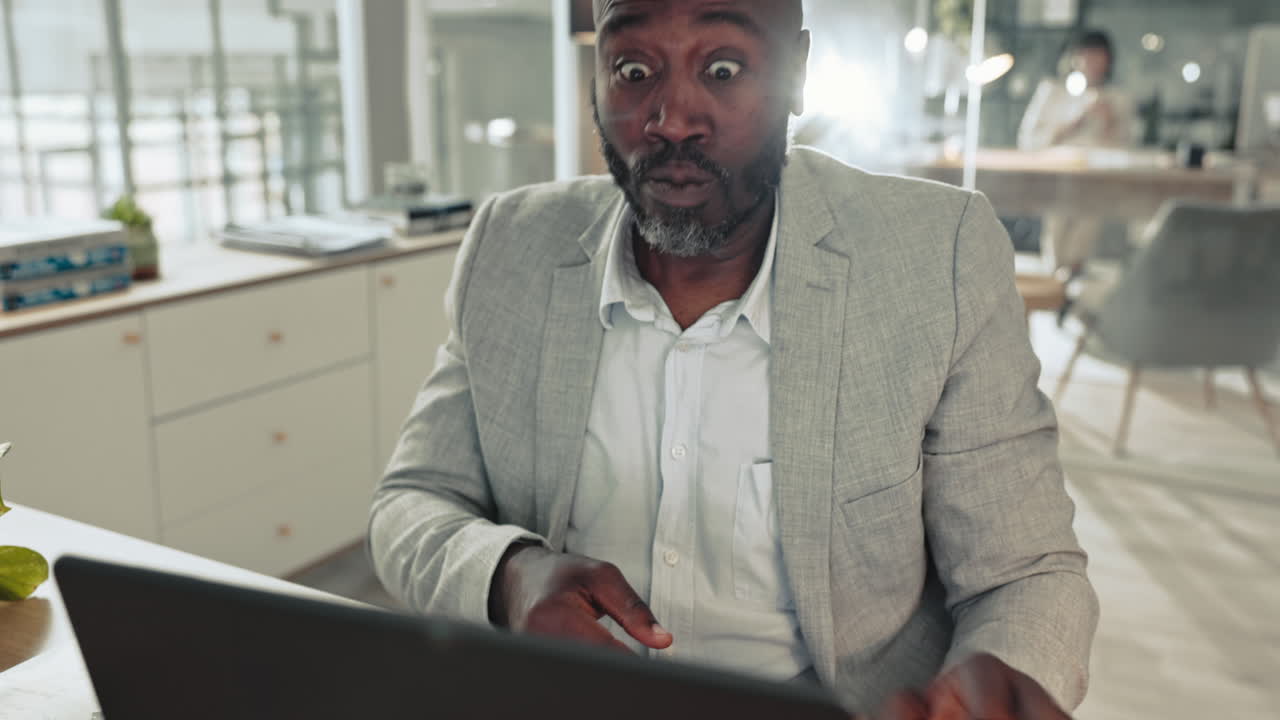 hombre, enfermo y estornudar con pañuelo en la oficina