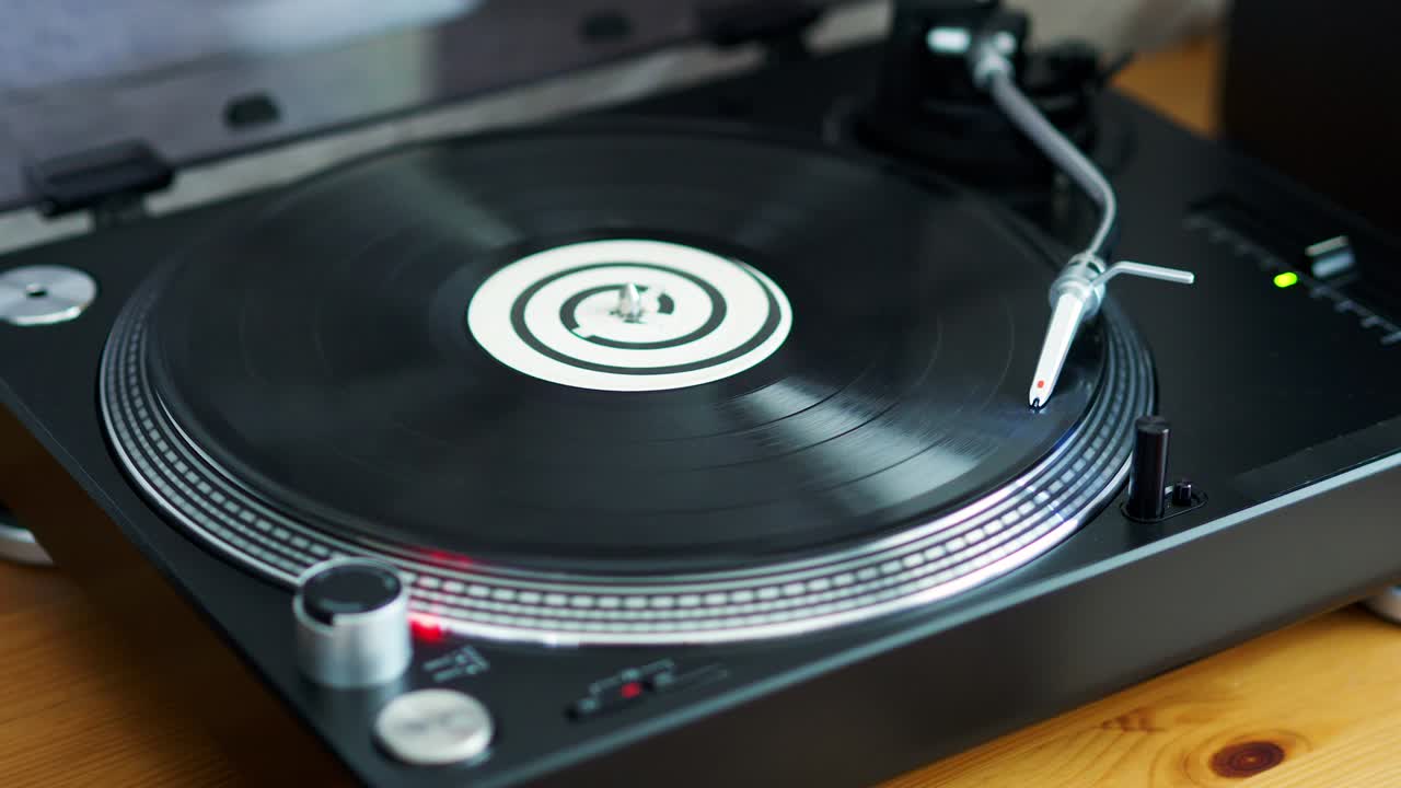 비닐 레코드가 검은색 회전판에서 회전하고 있습니다.