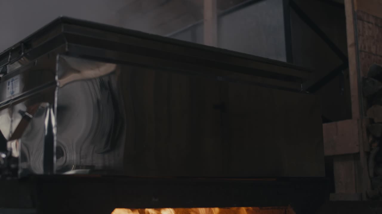 설탕 오두막 안 의 증발기  ⁇  에 있는 스토브 에 불타는 연료