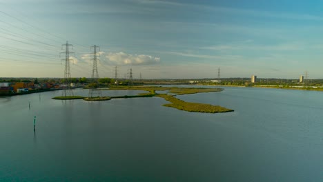 Antena-De-Bajo-Nivel-Sobre-Los-Humedales-De-Southampton-En-Inglaterra-Que-Muestra-Millas-De-Torres-De-Transmisión-De-Alto-Voltaje