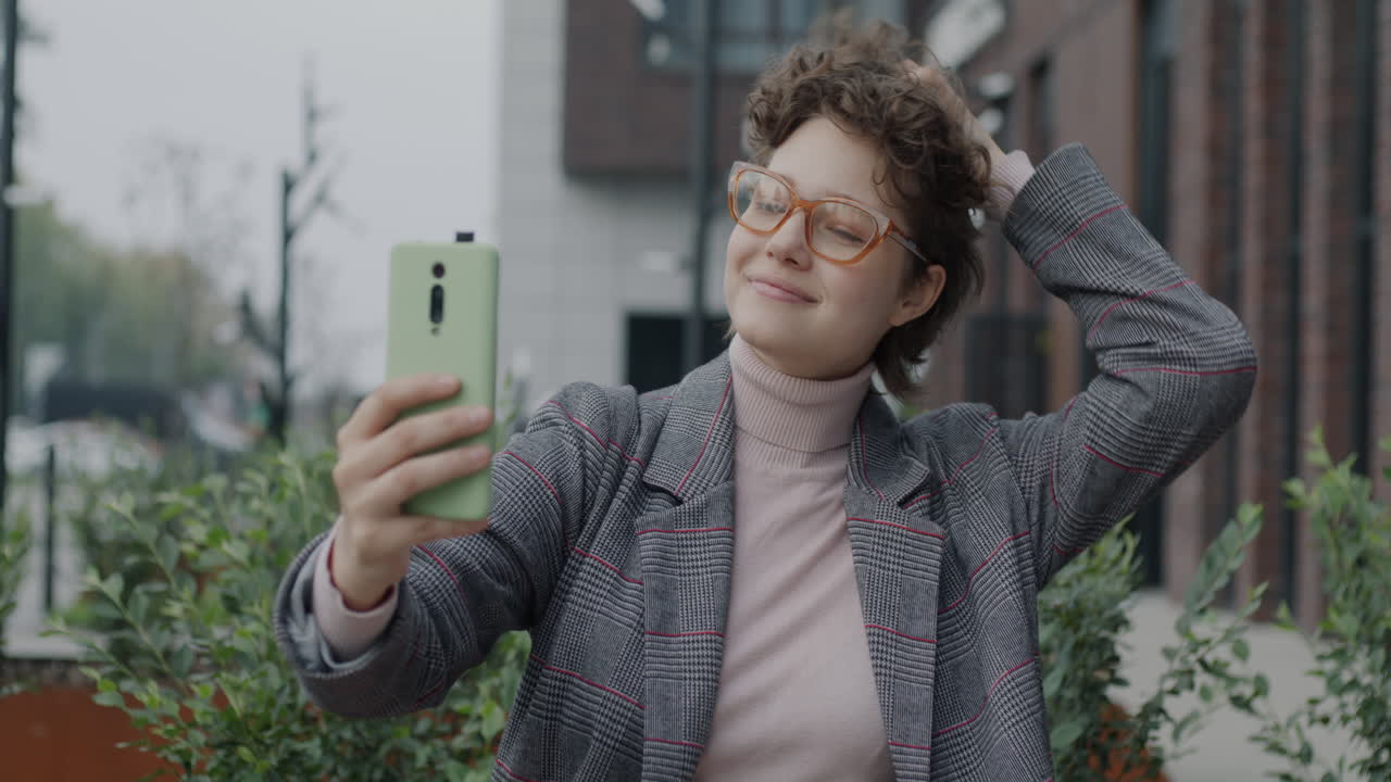 mujer tomando una selfie al aire libre