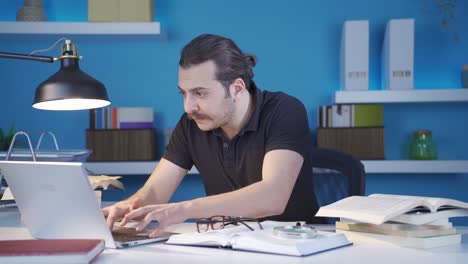 el hombre que hace la operación equivocada en la computadora se desmoraliza.