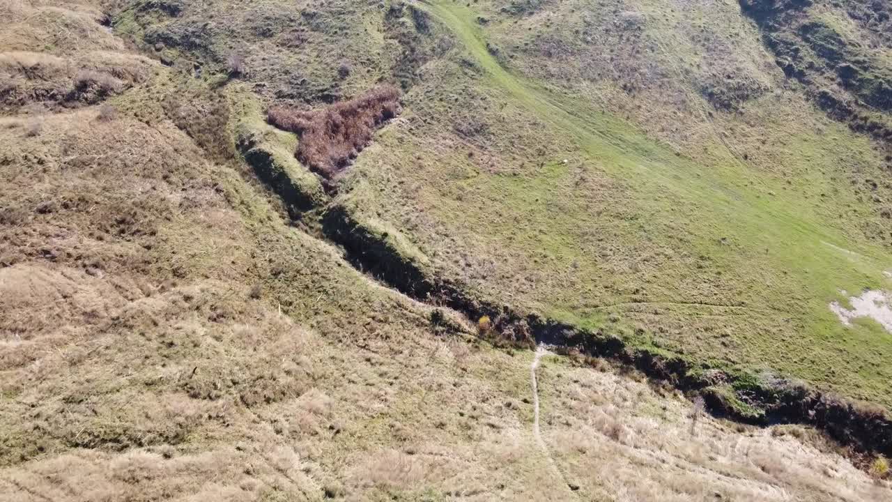 vista aérea de las colinas del país al atardecer en la temporada de otoño