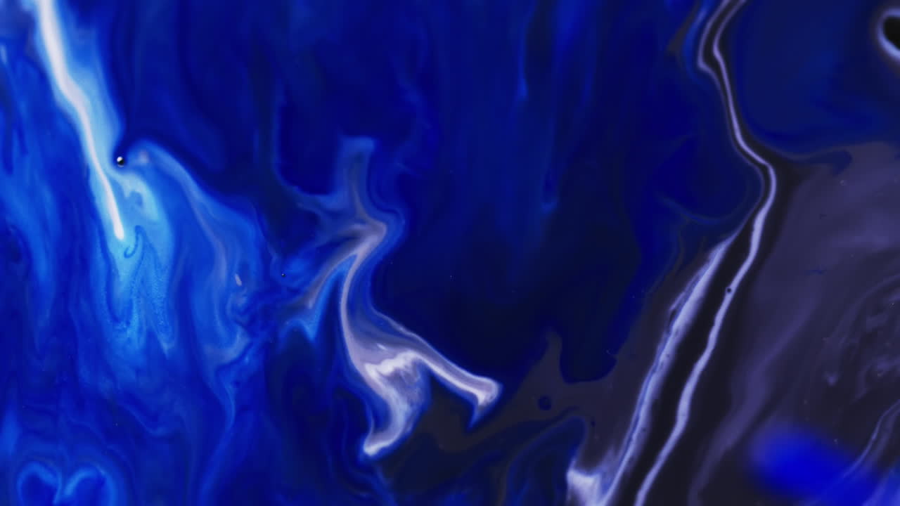 Animación de texto de gran oferta sobre fondo de líquido azul