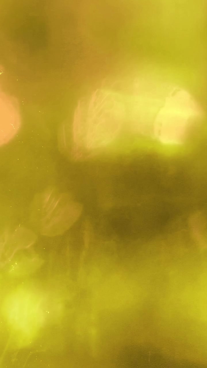 Fugas de luz abstractas y efectos bokeh sobre fondo oscuro