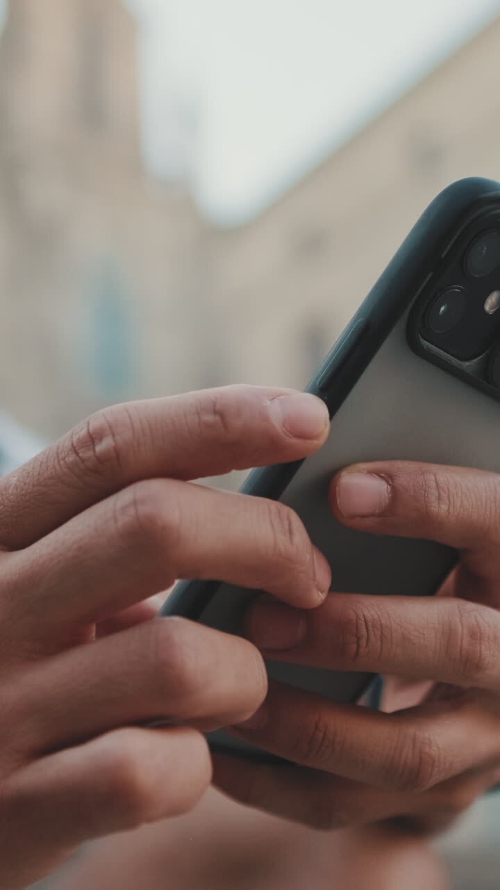 Persona che utilizza uno smartphone