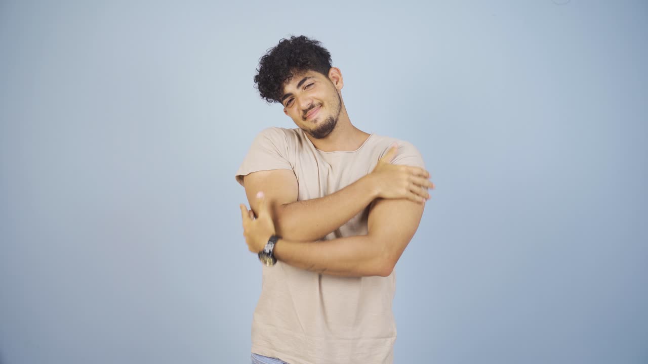 남자는 카메라를 안아 ⁇ 습니다.