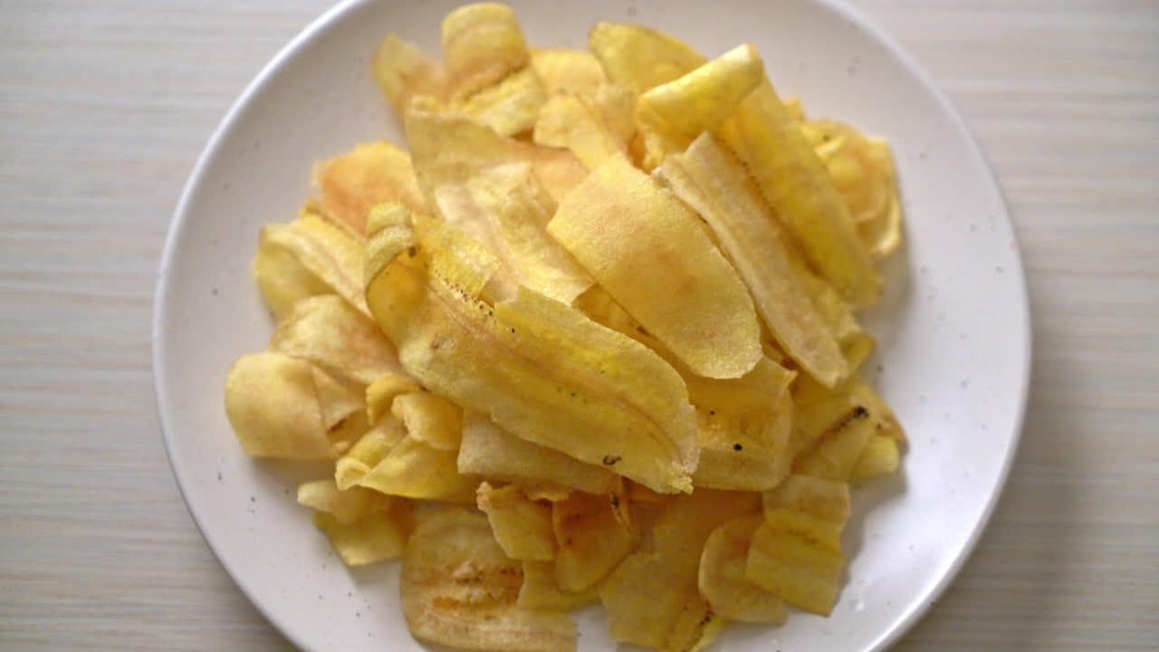chips de plátano crujientes - plátano en rodajas frito o al horno