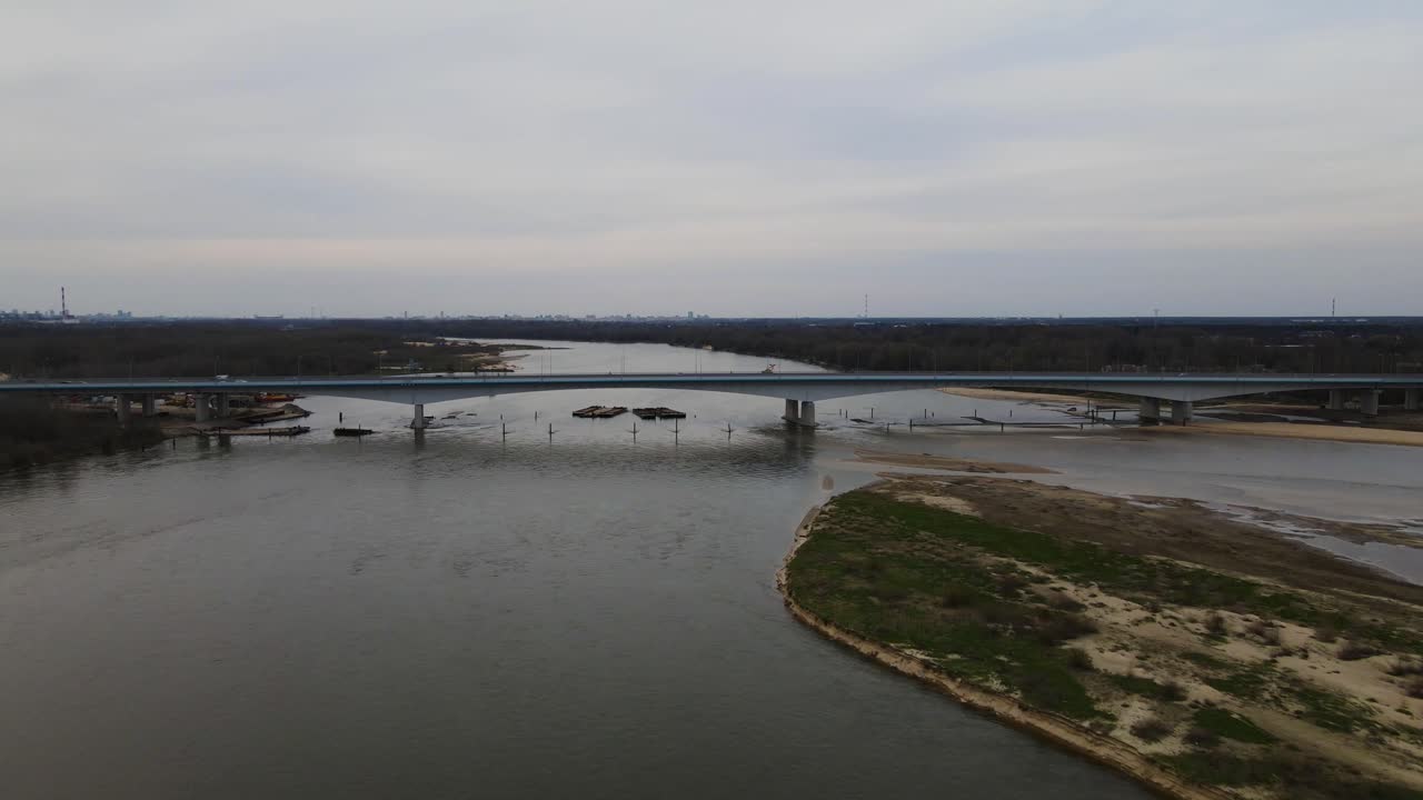 suciedad y arena flotando en el río vistula después de terminar la construcción de un nuevo puente moderno,vuelo aéreo