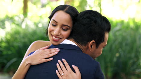 Hochzeit,-Heirat-Und-Paarumarmung-Im-Park