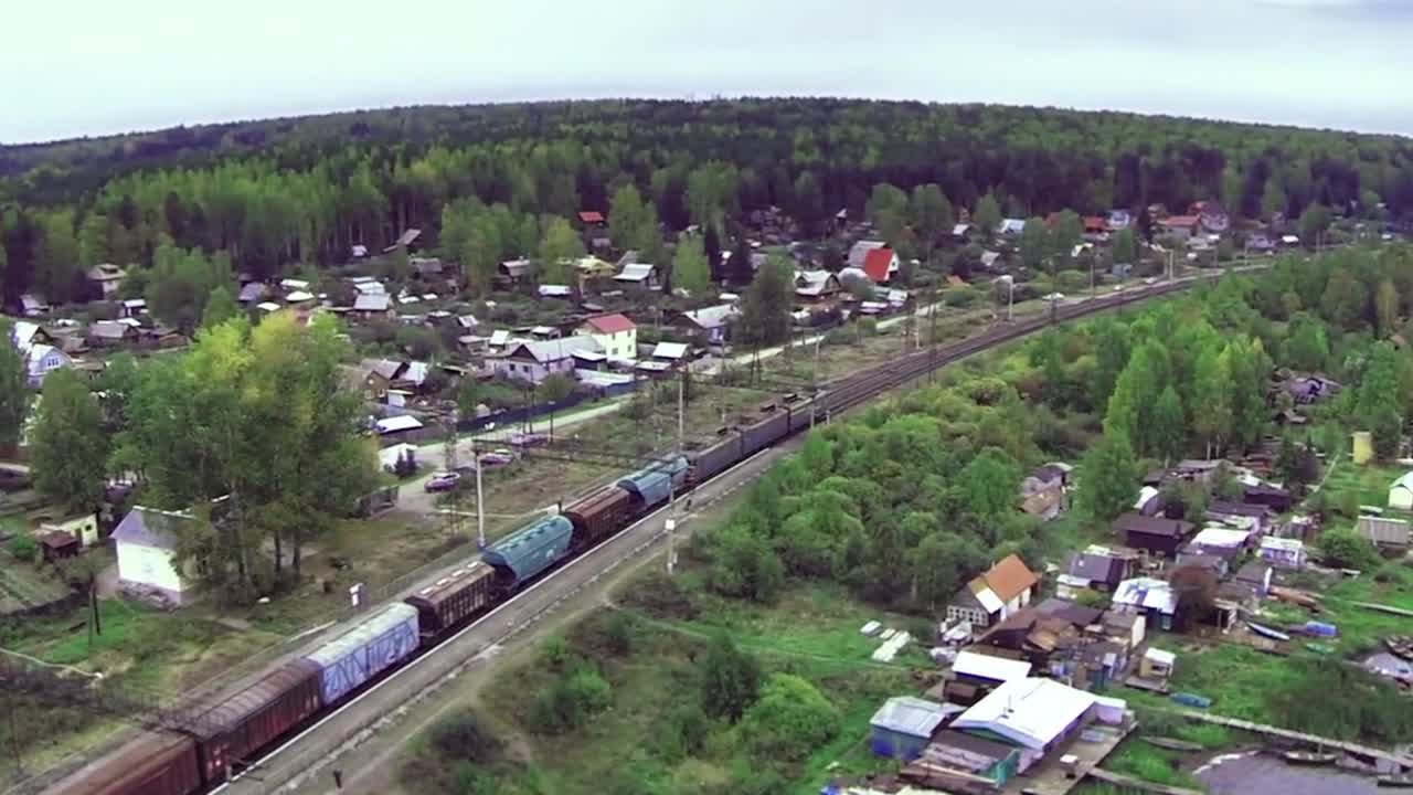 tren que pasa por una aldea rural