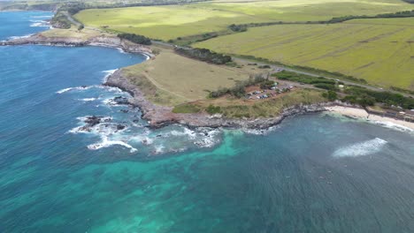 isla costa del océano pacífico y arrecife de la isla hawaiana de maui - aérea