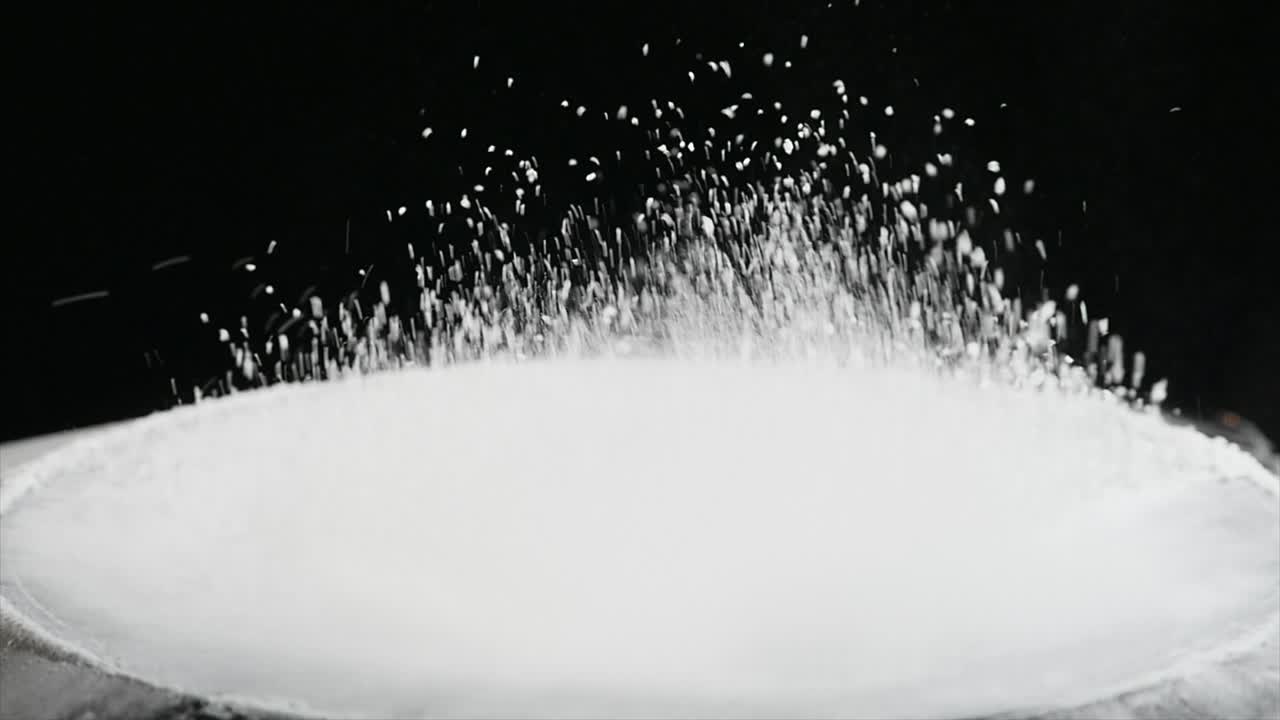 검은색 배경에 움직이는 서브우퍼에서 점프 밀가루