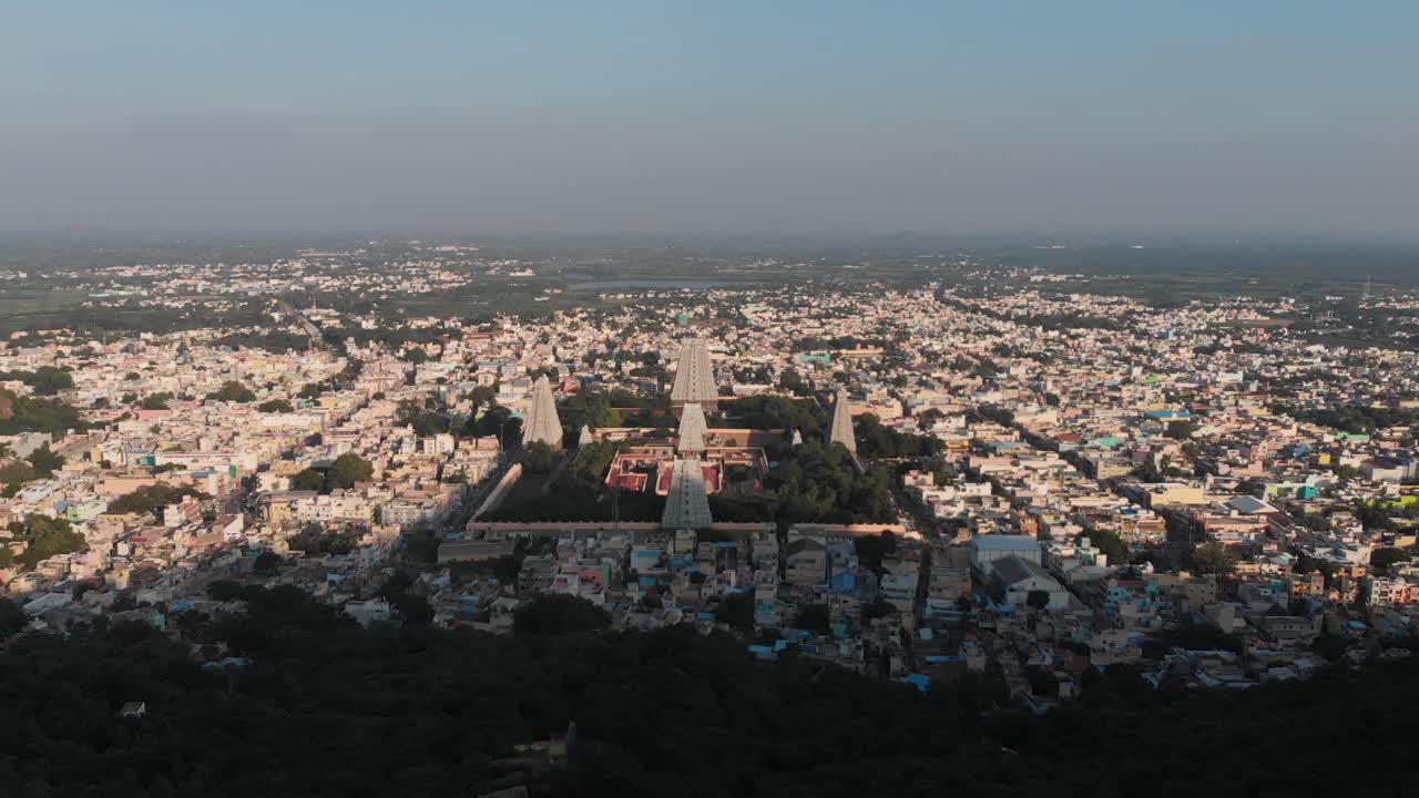 vista aérea superior del templo tiruvannamalai shiva en india durante el hermoso día de iluminación