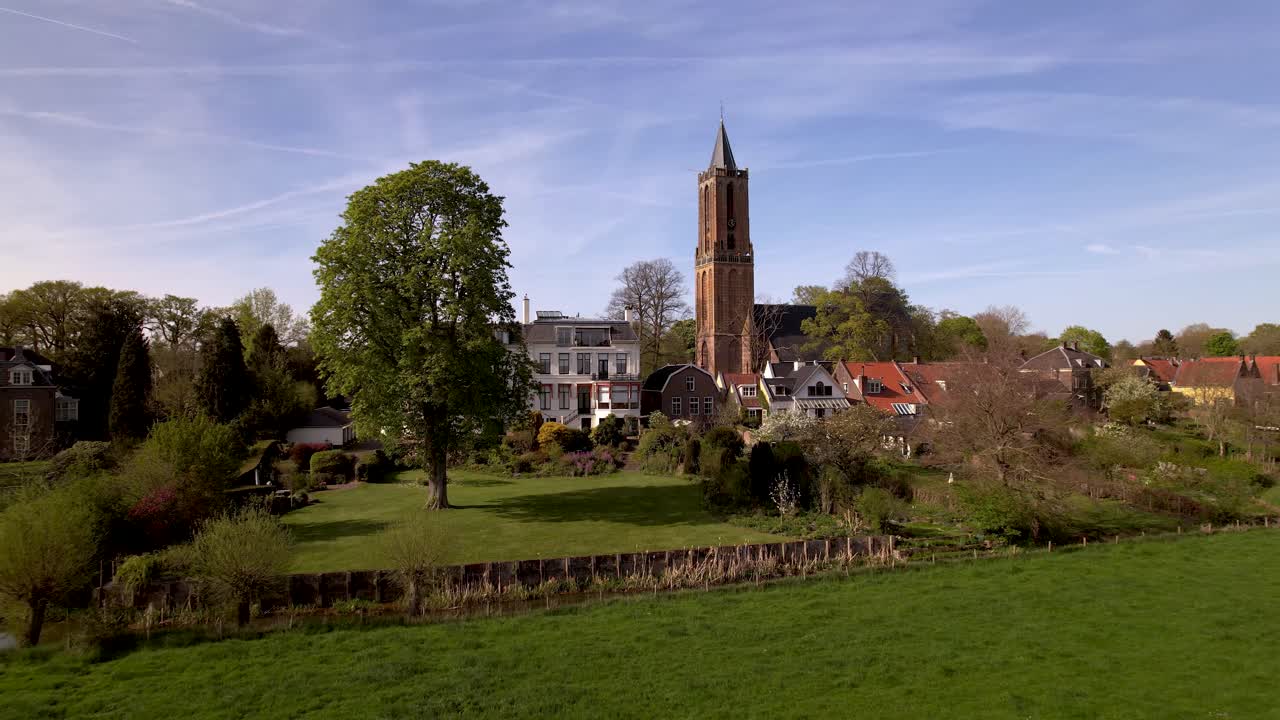뒤로 향하는 공중의 움직임은 네덜란드의 그림 같은 그림 같은 초원과 농촌 지역을 드러내고 마을의 가장자리에 있는 더 넓은 시골 주변을 보여줍니다.