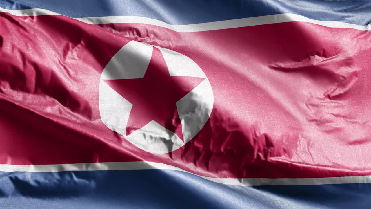 바람에 흔들리는 북한의 섬유 발, 바람에서 흔들리는 북한의 국기, 질의 섬유 조직, 가득 찬 배경, 10초의 루프.