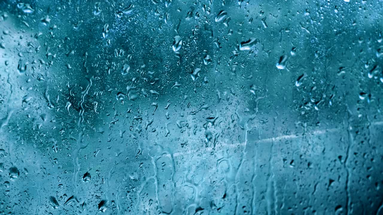 cubierta de vidrio húmedo gotas de agua ventana de niebla azul