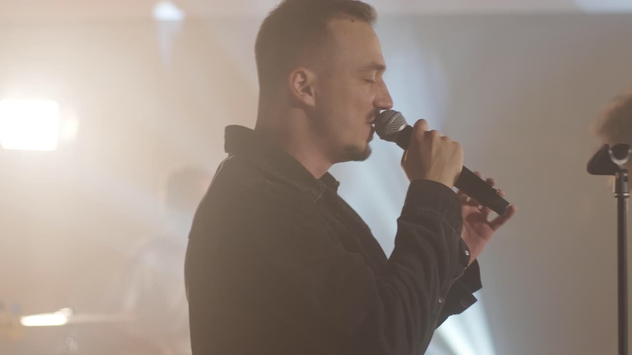 Esibizione dal vivo di una band con Cantante, Bassista, Pianista, Batterista e Chitarrista