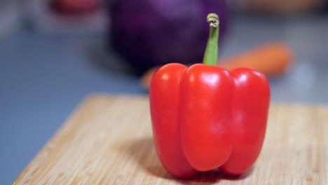 pimiento rojo sobre una tabla de cortar, panorámica hacia la derecha