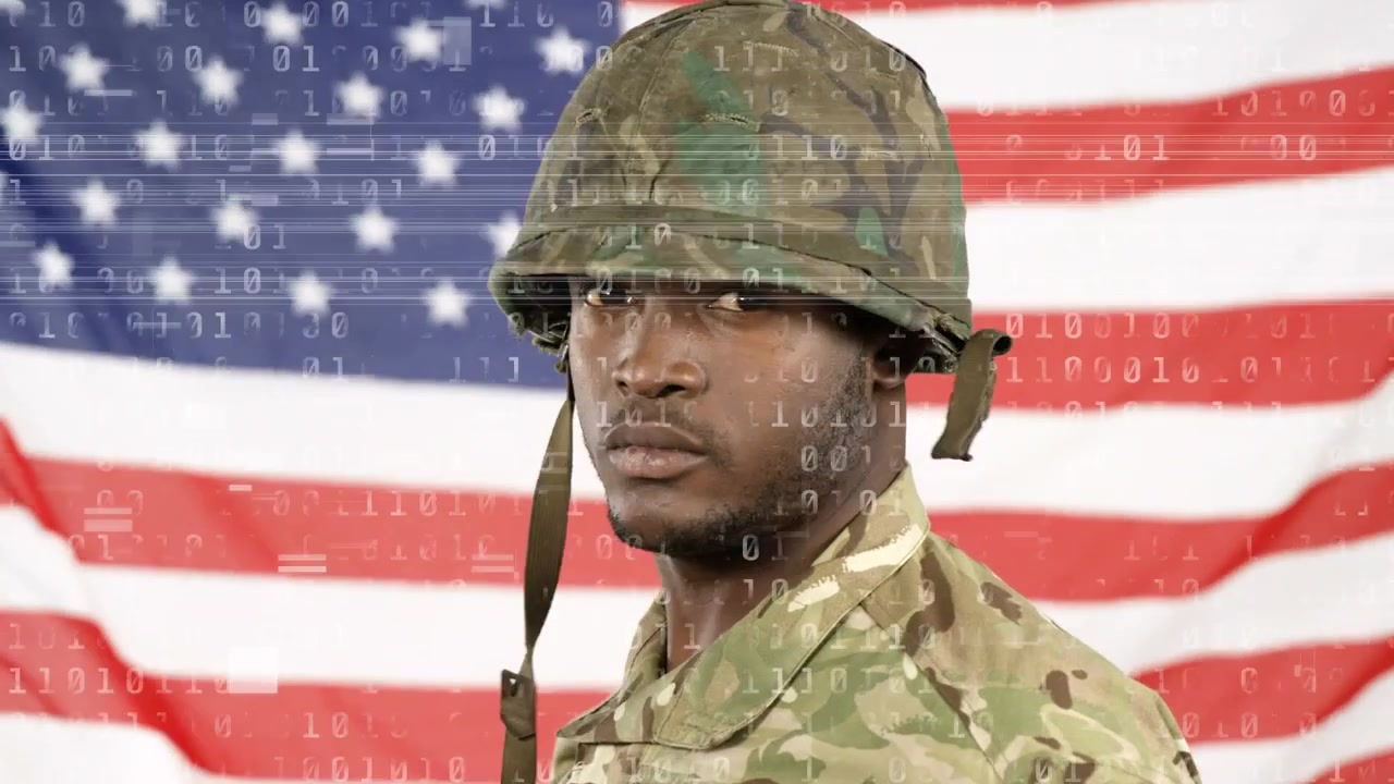 Animazione di codice binario e soldato afroamericano sulla bandiera degli Stati Uniti