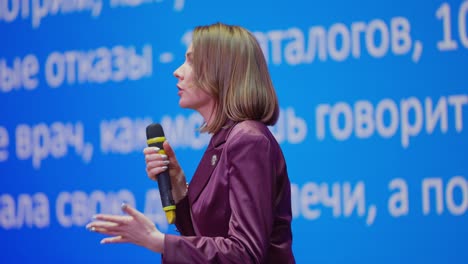 бизнес-леди дает презентацию