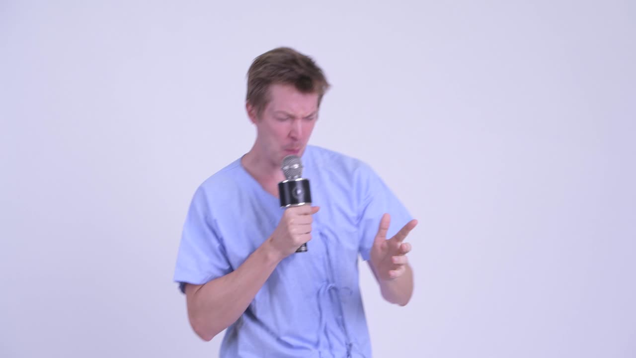 전화 를 들고 있는 젊은 남자 환자 의 초상화