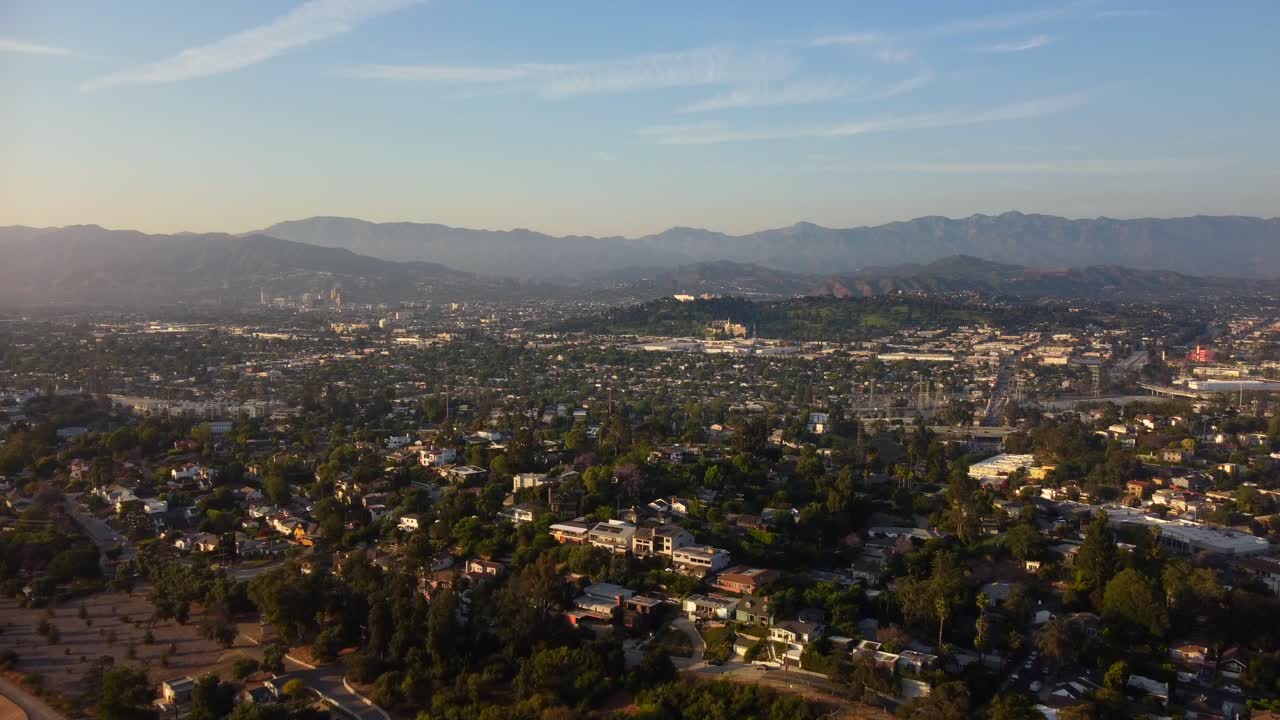 hermosa toma de avión no tripulado de la ciudad suburbana estadounidense al atardecer en california