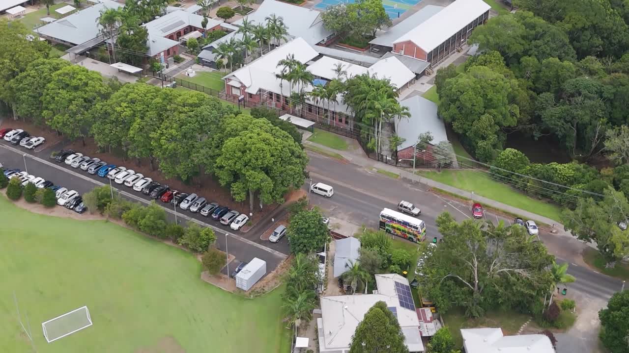 울창 한 초록색 이 지역 학교 와  을 둘러싸고 있다