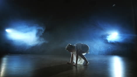 Cámara-Lenta:-Mujer-Bailarina-De-Ballet-Moderno-Descalza-Tirada-En-El-Suelo-Haciendo-Giros,-Piruetas-Y-Saltos-Mortales.