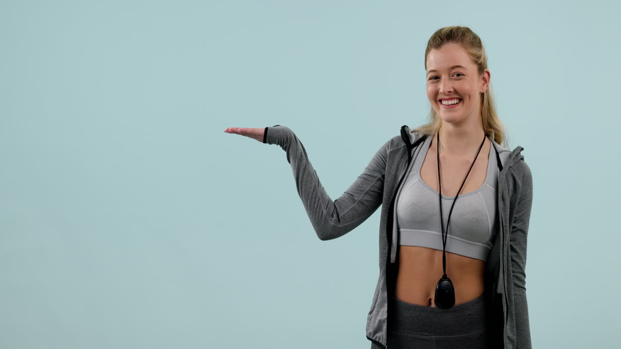 fitness, feliz y mujer señalando a la palma