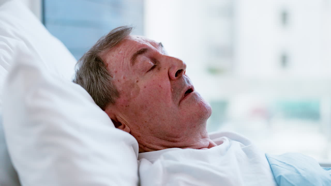 hombre mayor, pensando y estresado en la cama del hospital