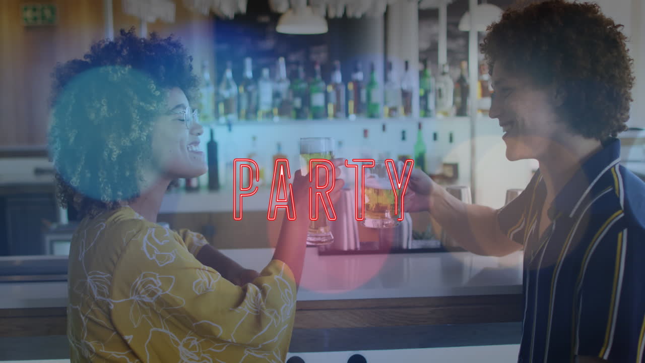 animación del texto de la fiesta sobre amigos felices y diversos hablando y bebiendo cerveza