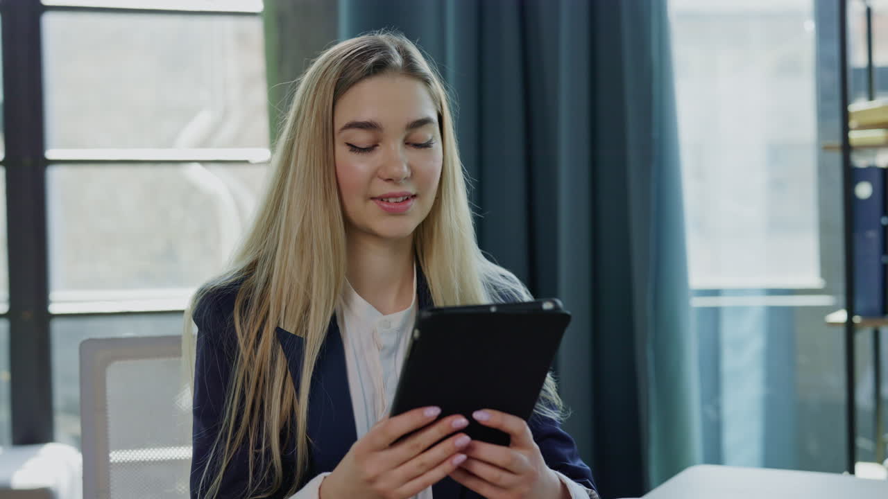 mujer usando una tableta en una oficina moderna
