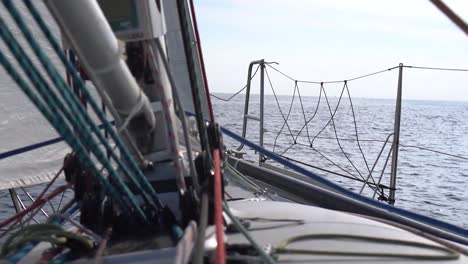 mástil de velero y cuerdas con un tranquilo mar mediterráneo detrás en un día soleado