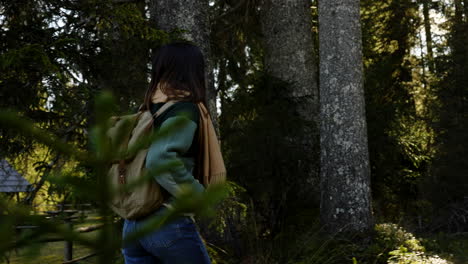 mujer caminando en un bosque