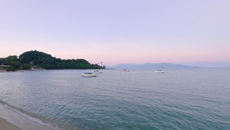 Coloridas-Vistas-Al-Mar-De-La-Puesta-De-Sol-Con-Drones-De-4k-Sobre-La-Costa-En-La-Playa-De-Bo-Phut-En-Koh-Samui-Tailandia,-Incluidos-Yates-Anclados,-Cocoteros-Y-Resorts-Frente-Al-Mar