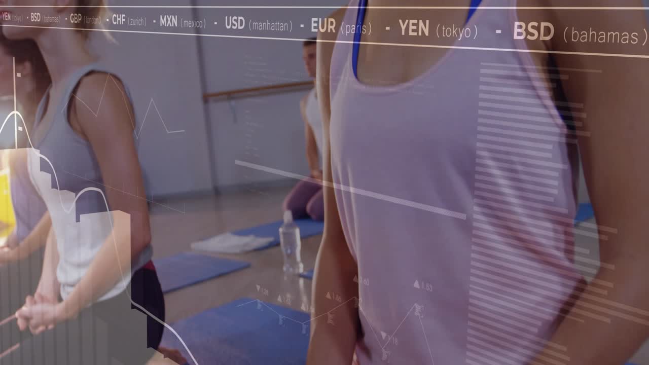 Mujer principal arrodillada meditando en una esterilla azul, con una superposición financiera apareciendo y gráficos animándose sobre la clase.
