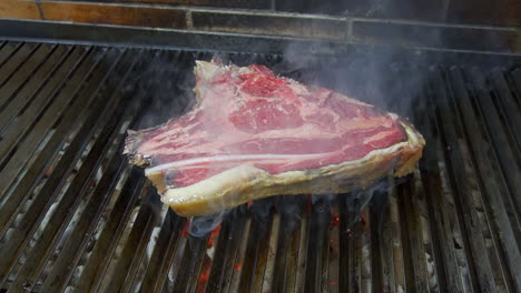 Cocinando-Un-Jugoso-Chuletón-A-La-Parrilla