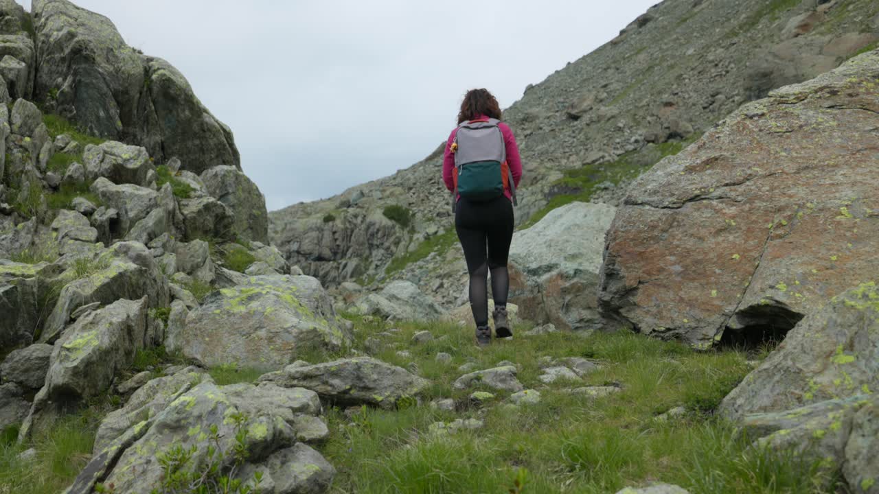 mujer excursionista en el paso de campagneda cerca de valmalenco en lombardía, italia