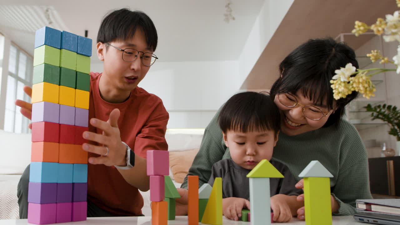 나무 블록 을 가지고 놀고 있는 가족