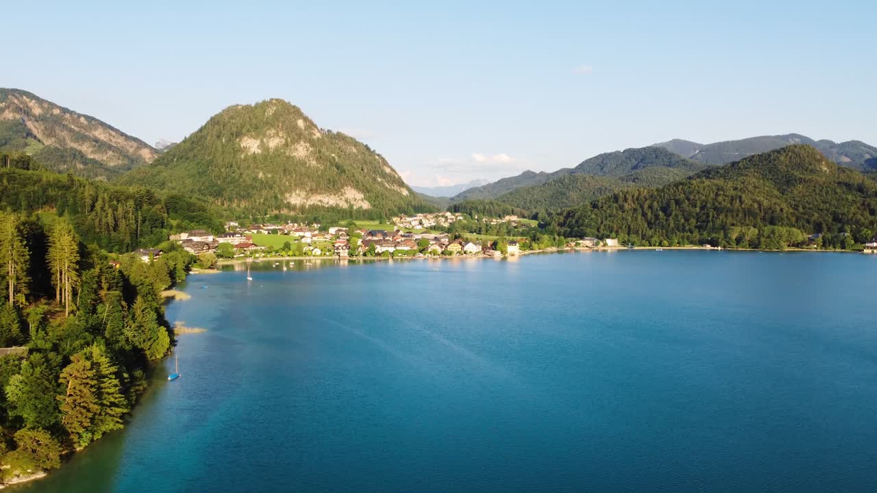Incredibile ripresa aerea da drone della città lacustre austriaca di Fuschl am See, Salisburgo.
