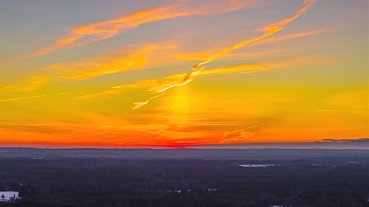 Pôr do sol panorâmico sobre paisagem natural e área rural, timelapse, hyperlapse, drone aéreo.
