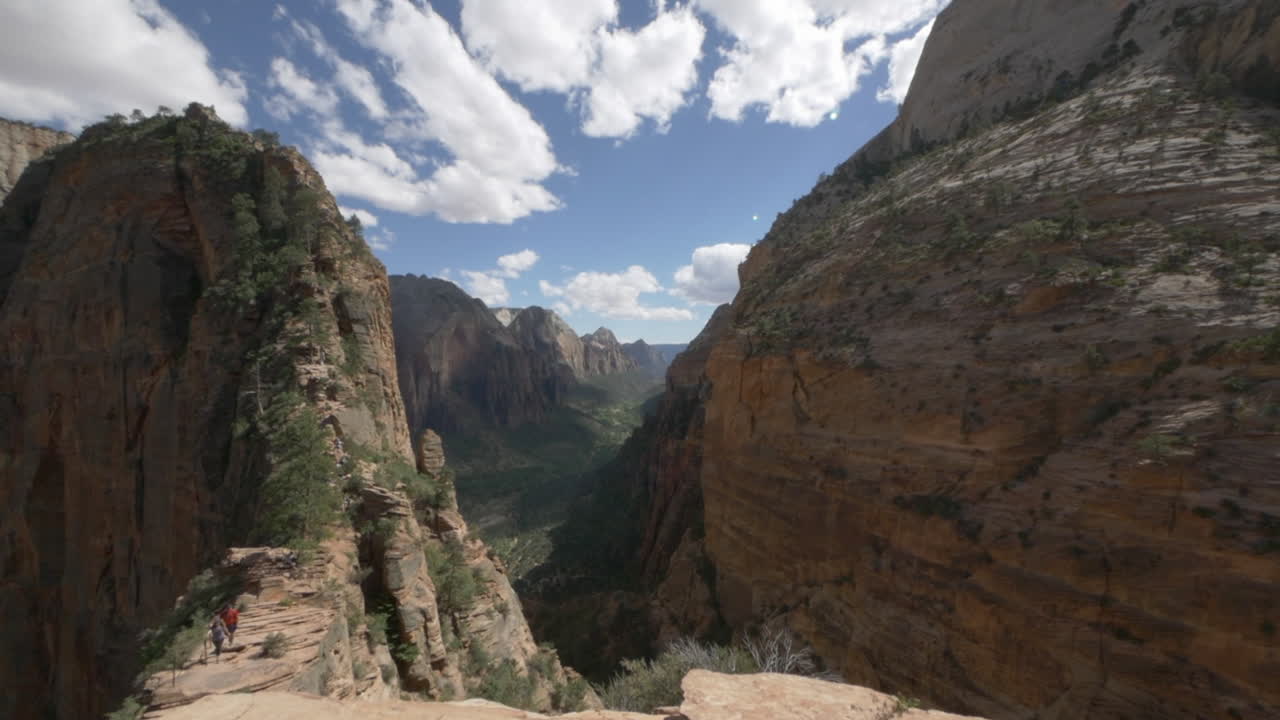 Udsigt ud over kanten af en stejl kløft, Angels Landing Trail, Zion Nationalpark, Utah