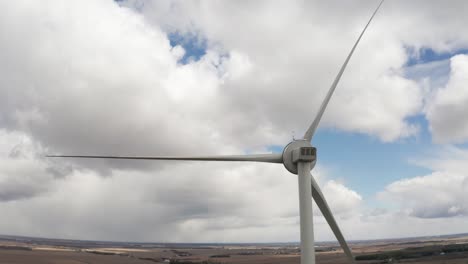 vista de cerca de la turbina eólica