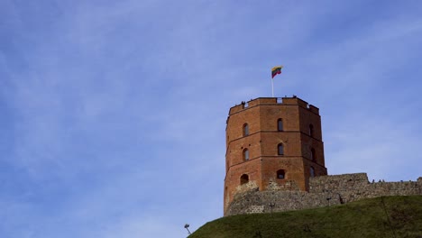ángulo bajo del castillo de gediminas. ángulo de dios