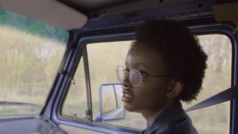 una joven conversando durante un viaje por carretera en la caravana