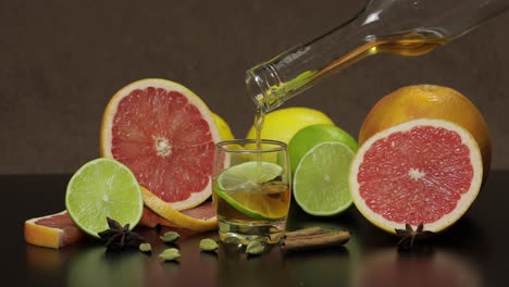 verter whisky, coñac, licor de una botella en una taza de vidrio