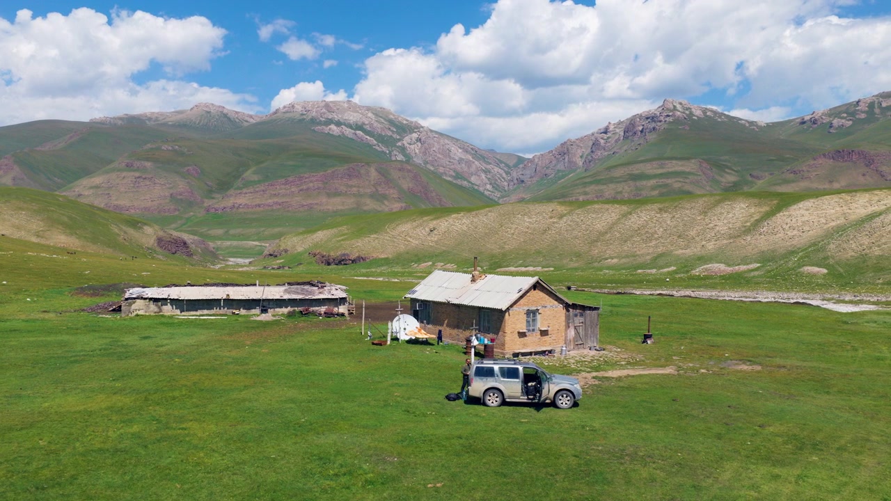 Arquitectura rústica anidada en el remoto Valle de Sary Jaz en la Región de Issyk Kul de Kirguistán. Toma aérea.