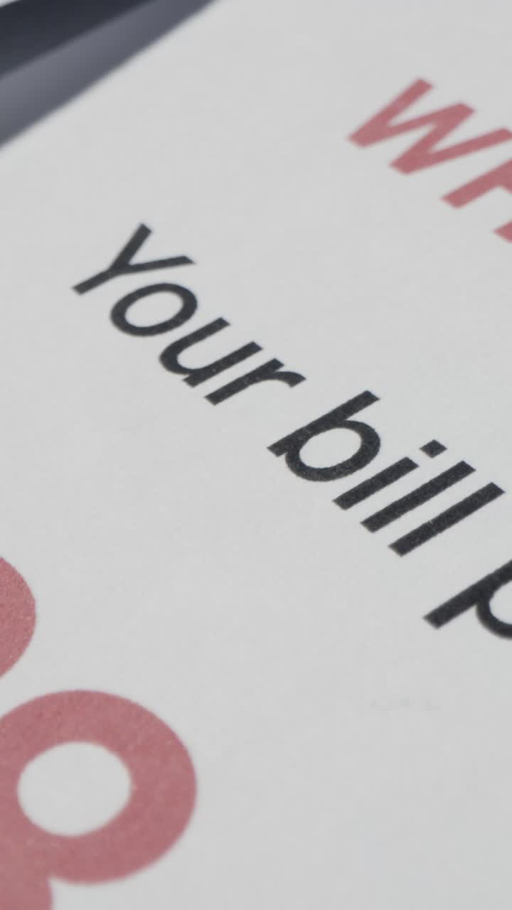 vídeo vertical de cerca de los ee.uu. aumento de la factura en el costo de la vida y el aumento de los precios