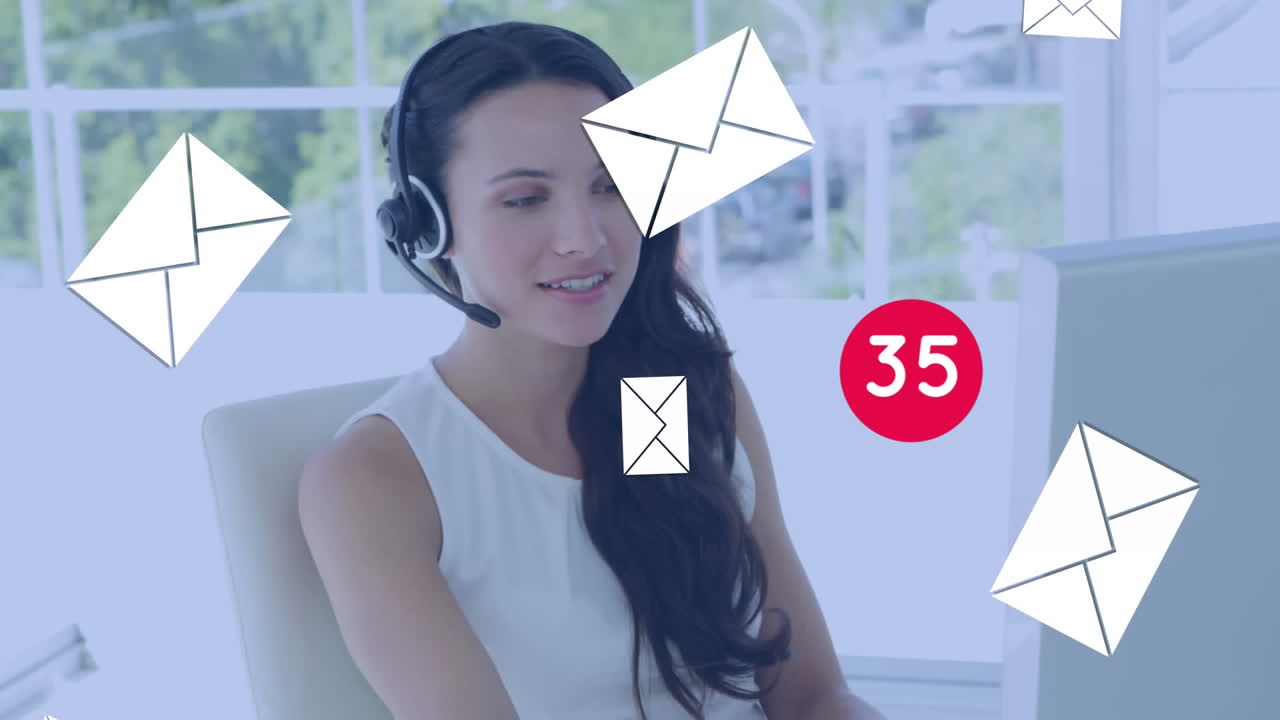 animación de iconos de correo electrónico y números cambiando sobre mujer de negocios usando auriculares de teléfono